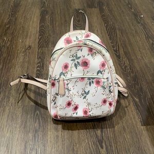 Guess women’s civil floral backpack